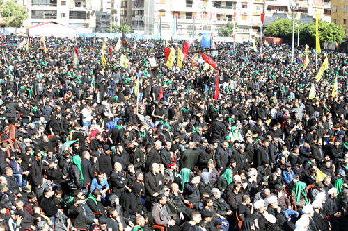 la multitud en el campo de al raya Hezbolá promete exterminar a los asesinos takfiríes