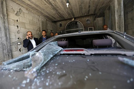 un coche afectado por la explosion Explosiones en viviendas de responsables de Al Fatah en Gaza