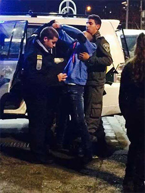 la policia israeli detiene a un palestino Apuñalan a un colono sionista con un destornillador