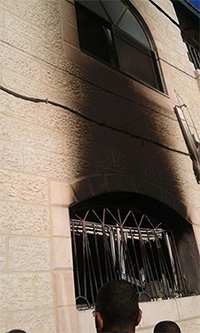 el incendio por fuera Colonos sionistas queman una mezquita en Cisjordania