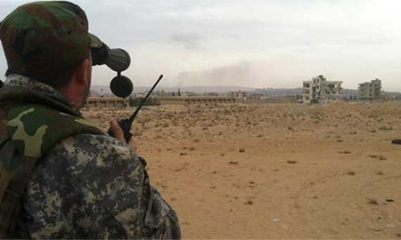 soldado sirio contempla el campo de gas al shaer Ejército sirio arrebata el campo de gas de Al-Shaer a Daesh