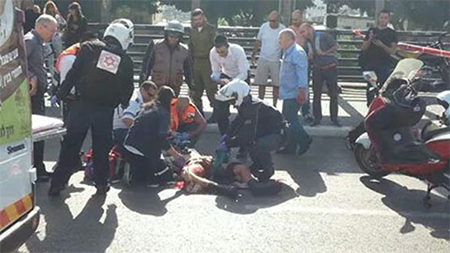 el soldado herido atendido en el suelo Tensión y miedo entre los sionistas en Tel Aviv