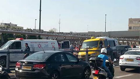 una ambulancia lleva el soldado al hospital Tensión y miedo entre los sionistas en Tel Aviv