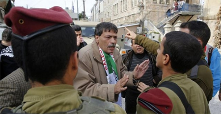 Ziad Abu Ein frente a la policia de ocupacion Así mataron al ministro palestino Ziad Abu Ein