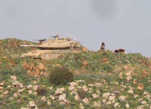 un tanque israeli cerca del rio Wazani Incursión sionista en el sur de Líbano