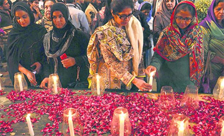 vigilia con velas en Peshawar Pakistán guarda tres días de luto por la masacre de Talibán