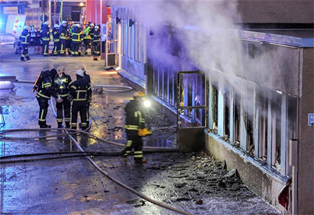 los bomberos intentan sofocar el fuego Ataque incendiario contra una mezquita en Suecia
