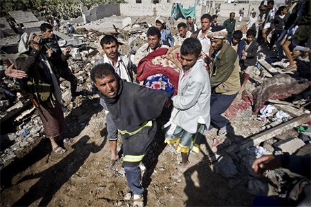 los bombardeos continúan masacrando al pueblo yemení Yemen: Los bombardeos no impiden la caída de Adén