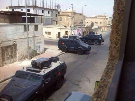 blindados en las calles de Awamiya Arabia saudí intimida a los poblados de la región oriental