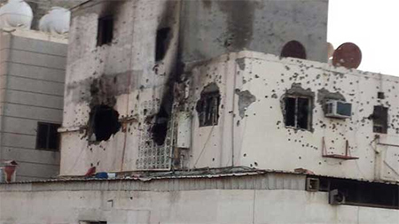 impactos de balas en un edificio de Awamiya Arabia saudí intimida a los poblados de la región oriental