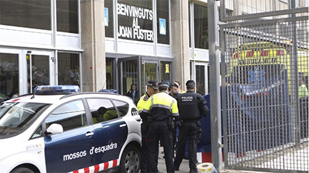 crimen con una ballesta en Barcelona Un profesor muerto por disparos de ballesta en un instituto de Barcelona