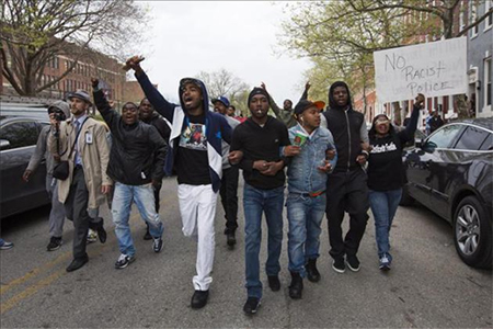 protesta contra abusos policiales en Baltimore El caso del joven negro que sufrió lesiones mortales mientras era detenido
