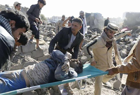 víctimas de la agresión saudí Yemen a merced de las ciegas bombas saudíes