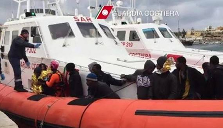 rescatados por la Guardia Costera de Italia Cerca de 400 inmigrantes desaparecidos en el Mediterráneo