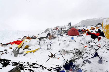 un campamento en el Everest Miles de personas se preparan para pasar su tercera noche a la intemperie