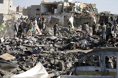 Arabia Saudita continúa su agresión aérea Miles de militares saudíes abandonan sus bases en la frontera con Yemen