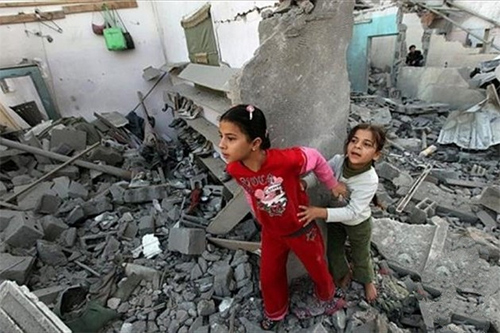 dos niñas en la Franja de Gaza en su destruida vivienda La UNRWA lamenta que ’no se ha reconstruido ni una casa’ en Gaza