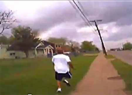 la victima huyendo de la policía La policía exculpa al agente que mató a un afroamericano en Tulsa