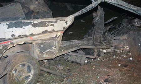 restos del coche bomba Dos libaneses fallecen en un atentado con coche bomba