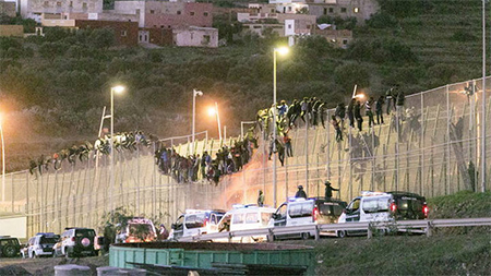 intentan saltar la valla de Melilla La principal puerta de entrada a España de la inmigración clandestina