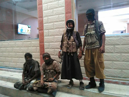 terroristas de Al Qaeda en Mukala La coalición envía armas a las bandas en Yemen y Al Qaeda amplía su poder