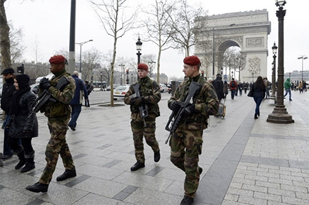 patrulla militar en la capital de Francia Francia anuncia movilización excepcional contra el terrorismo