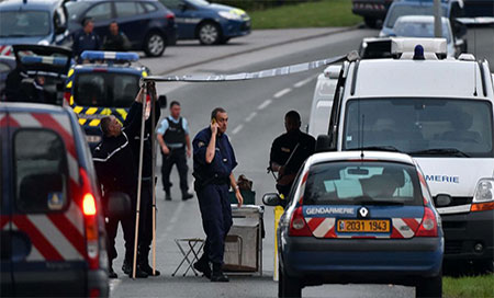 la policía gala en el lugar del tiroteo Más de 3 muertos en un tiroteo en Francia