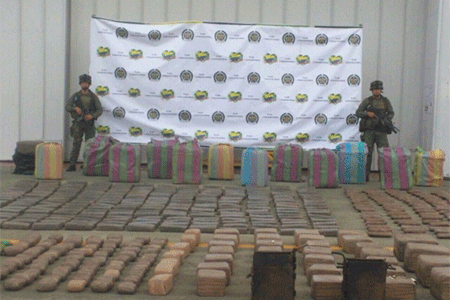 un cargamento de droga incautado en Colombia Colombia rastrea e incauta bienes y dinero de las FARC
