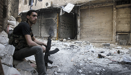 un hombre armado aguarda en el campamento de Yarmuk Los terroristas de Daesh abandonarán el campamento de Yarmuk