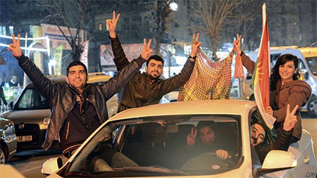 los kurdos celebran la liberacion de Kobani Fuerzas kurdas “abofetean“ a Daesh en Kobani