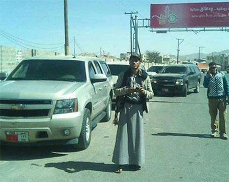 convoy de la embajada de EEUU paraado en un contro La verdadera historia de la derrota de Estados Unidos en Yemen