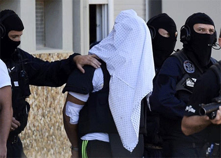 Yashim Salhi escoltado por policias Confiesa el crimen, pero no los motivos
