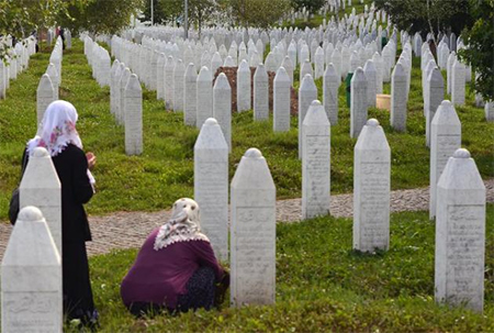 Cementerio de Srebrenica Serbia detiene a siete ex-policías por la matanza de Srebrenica
