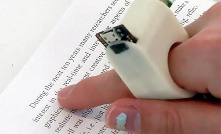el anillo parlante Anillo parlante que traduce en audio todo lo que el dedo señala