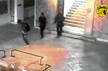 los tres asaltantes como aparecen en el video Identificado el terrorista que logró huir tras el asalto al Museo