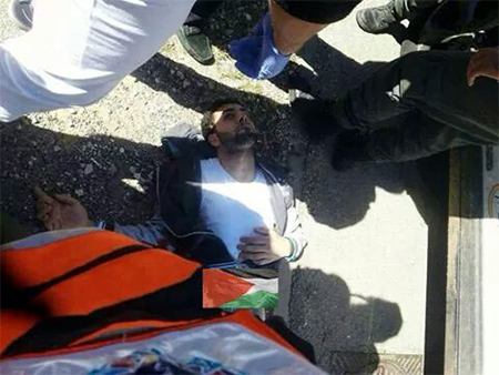 El palestino yace en el suelo tras ser disparado Un palestino atropella a siete sionistas en Al Quds ocupada