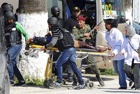 trasladan un herido La tragedia del museo del Brado en Túnez