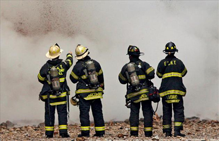 bomberos intentan sofocar el incendio de Nueva York Siete menores mueren en un incendio en Nueva York