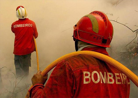 bomberos en el lugar del accidente Cinco muertos por la caída de un helicóptero sobre una vivienda en Brasil