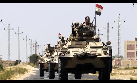 el ejercito egipcio Egipto: Un soldado muerto tras explotar una bomba en el Sinaí
