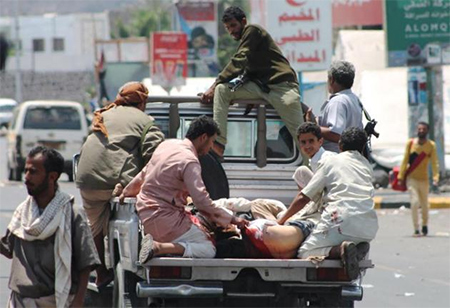 trasladan a un herido al hospital Arabia Saudí evacúa a diplomáticos de la ciudad yemení de Adén