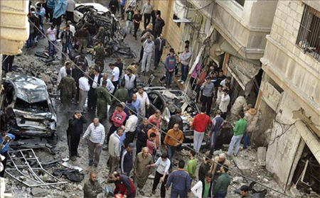 residentes de Idleb tras un bombardeo terrorista Terroristas toman el control de una localidad monumental en Siria