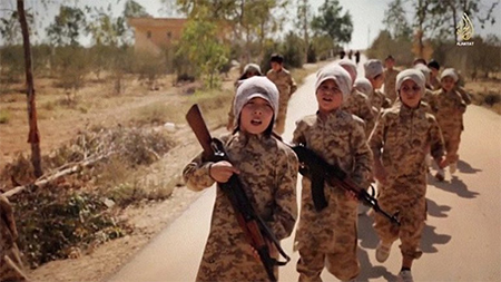 menores en un campo de entrenamiento Hijos de Daesh, los futuros terroristas