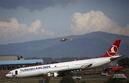 El avión varado que bloquea el aeropuerto Un avión varado en la pista bloquea el aeropuerto en Nepal