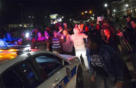 protesta en Ferguson Dos agentes de policía heridos por disparos en Ferguson