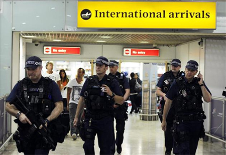 Policía británica patrulla en un aeropuerto británico Libertad para tres británicos que trataban de cruzar a Siria