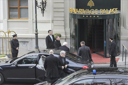 Yavad Zarif a su llegada al hotel Royal Palace Crucial ronda de negociaciones nucleares en Suiza