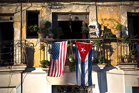 bandera de Estados Unidos junto a la de Cuba Nueva ronda de conversaciones EEUU-Cuba
