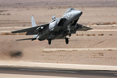 Un avión militar sionista El ejército de ocupación israelí bombardea Gaza