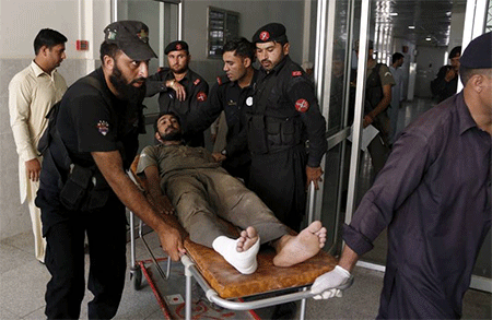 un soldado pakistaní herido Terroristas de Talibán atacan una base militar en Pakistán